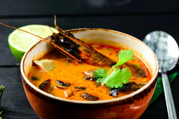 Гарячий суп з морепродуктів з рибою, креветками та молюсками на темному столі — стокове фото