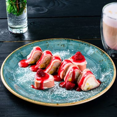 tatlı maki sushi - top ile çeşitli meyve ve krem peynir içinde. Dışarıda gözleme. çilek sos ile