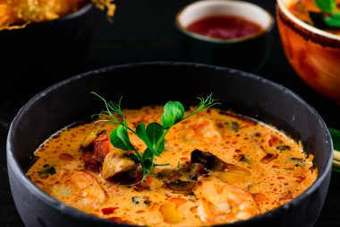 deniz ürünleri çorbası yeşil bezelye filizi