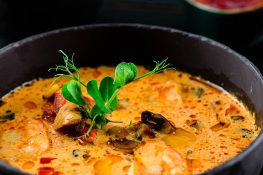 deniz ürünleri çorbası yeşil bezelye filizi