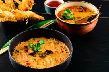 Tom Yam çorbası ve deniz ürünleri çorbası, restoranda Pan-Asya menüsü. En İyi Görüntü.
