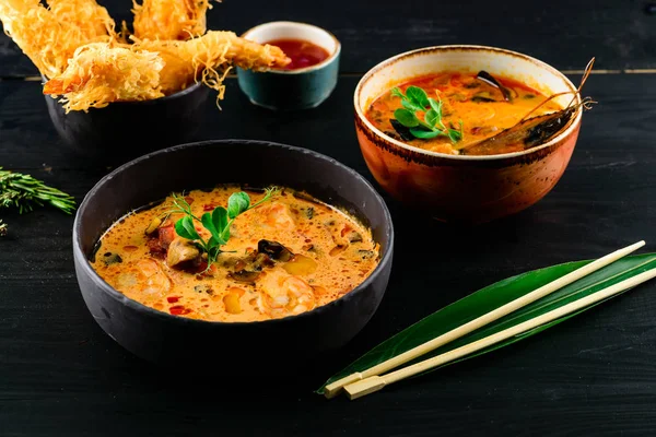 Tom yam soppa och skaldjur soppa, pan-asiatiska menyn i restaurangen. Uppifrån och. — Stockfoto