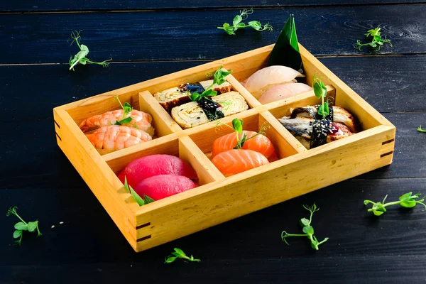 寿司和寿司卷套在黑石桌上. — 图库照片