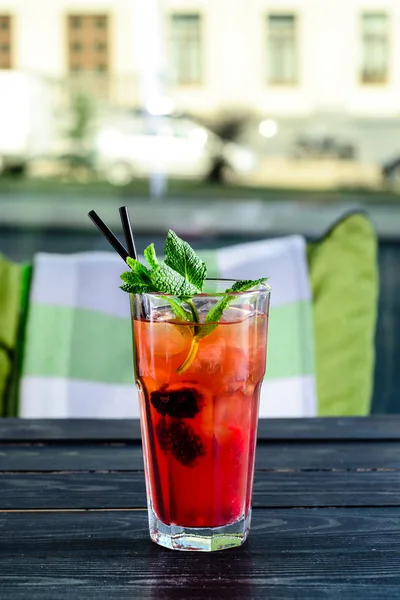 Partai dan konsep perayaan liburan. strawberry cocktail dihiasi dengan ceri di meja restoran close up view — Stok Foto