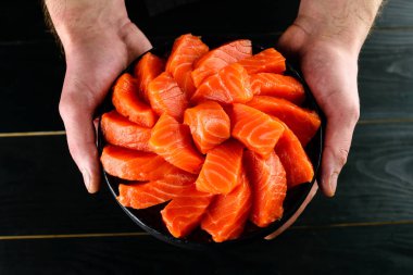 elleri kırmızı balık somon büyük parçalar