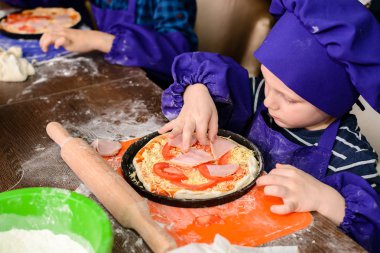 Küçük aşçı. Çocuklar pizza yapar. İtalyan pizza pişirme çocuklar için Master class