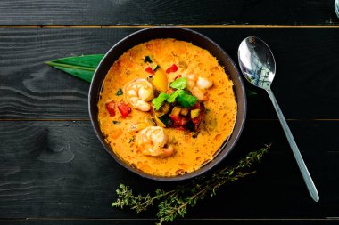 Tom Yam kung Baharatlı Tayland çorbası karides, deniz mahsulü, hindistan cevizi sütü ve biber biberi