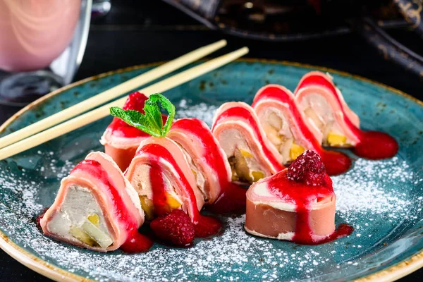 Dessert Maki Sushi - Rouleau avec divers fruits et fromage à la crème à l'intérieur. Crêpe dehors. Servi avec sauce aux fraises — Photo
