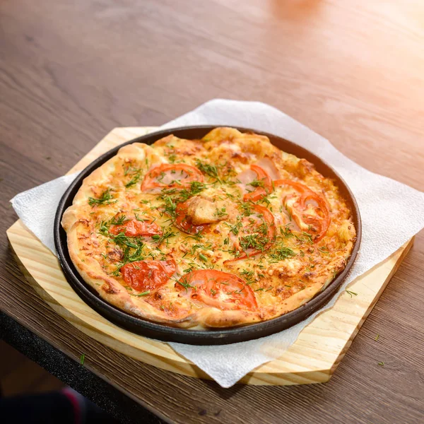 Fast food, İtalyan mutfak ve yemek kavramı - kadar yakın ahşap masa üzerinde ev yapımı pizza