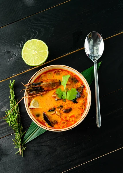 Tom Yam kung Baharatlı Tayland çorbası karides, deniz mahsulü, hindistan cevizi sütü ve biber biberi — Stok fotoğraf