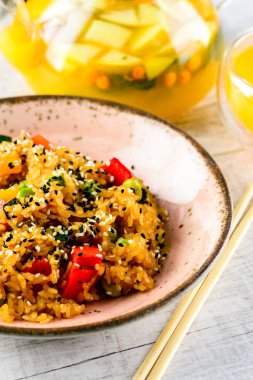 Asya Mutfağı - Tori tyahan. Kızarmış pilav tavuk eti, sebze ve turp kase ile.