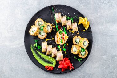 Asya Suşi geniş plaka üzerinde set, yemek hazır yemek, deniz ürünleri