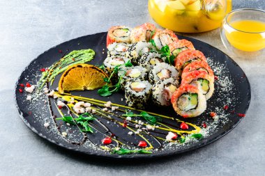 Asya Suşi geniş plaka üzerinde set, yemek hazır yemek, deniz ürünleri