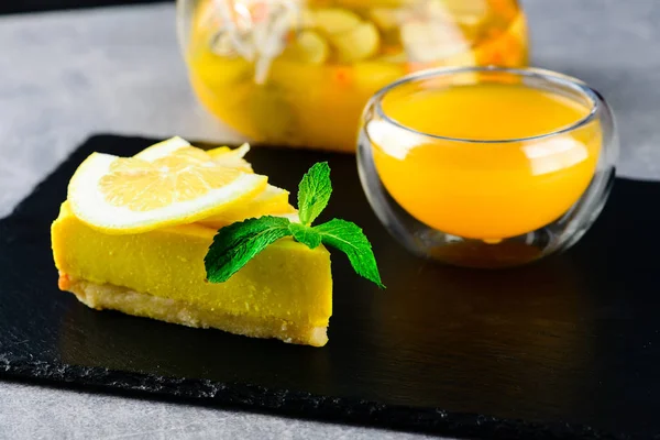 Tutup sepotong kue keju meringue lemon di piring putih dan meja putih untuk minum teh sore di kafe atau restoran — Stok Foto