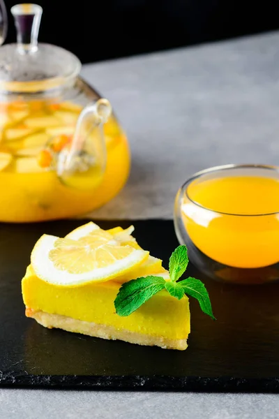 Närbild en bit citron maräng ostkaka på vit tallrik och vitt bord för afternoon tea på Café eller restaurang — Stockfoto