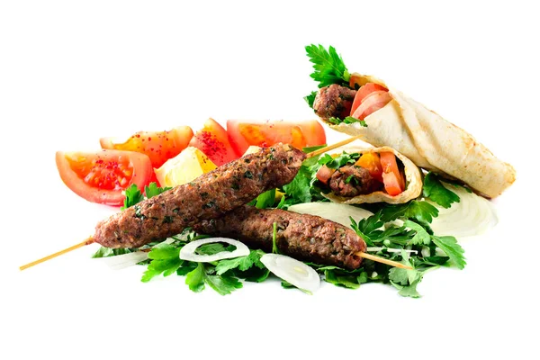 Kebab com vegetais isolados — Fotografia de Stock