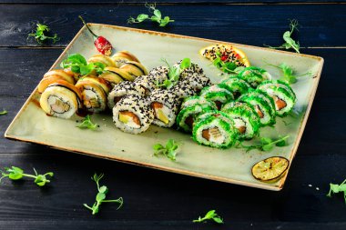 Siyah bir masa üzerinde suşi seti