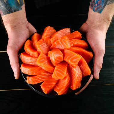 elleri kırmızı balık somon büyük parçalar