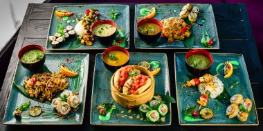 asya mutfağı, siyah bir masa gıda arka plan üzerinde bir tepsi üst görünümünde öğle yemeği