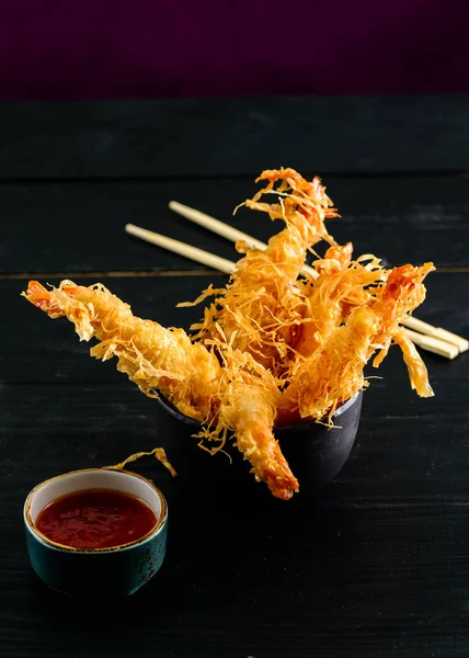 Crevettes tigrées en pâte. Tempura Ebi avec sauce épicée sur fond sombre — Photo