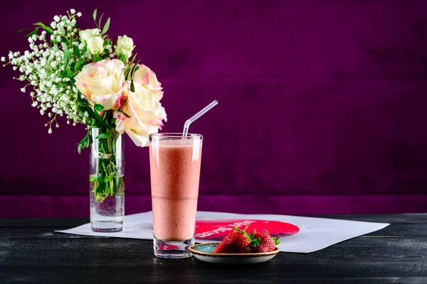 Stroberi smoothie atau milkshake sarapan dan makanan ringan — Stok Foto