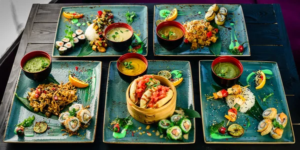 asya mutfağı, siyah bir masa gıda arka plan üzerinde bir tepsi üst görünümünde öğle yemeği