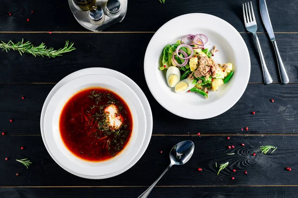 Rus öğle yemeği, çorba borsch, ikinci ve salata bir kafede — Stok fotoğraf