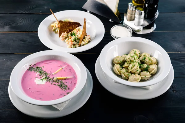 Njut av din måltid. Uppsättning av tre läckra rätter som serveras på restaurang bord — Stockfoto