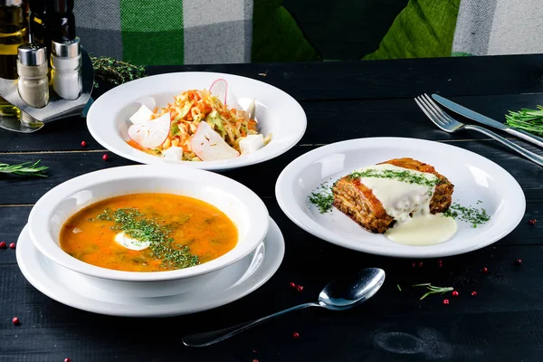 Njut av din måltid. Uppsättning av tre läckra rätter som serveras på restaurang bord — Stockfoto