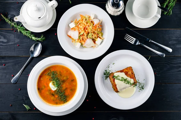 Njut av din måltid. Uppsättning av tre läckra rätter som serveras på restaurang bord — Stockfoto