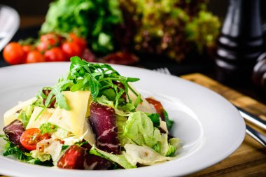 Pişmiş pancar, mavi peynir, jambon ve pesto ile yeşil karışımı salata