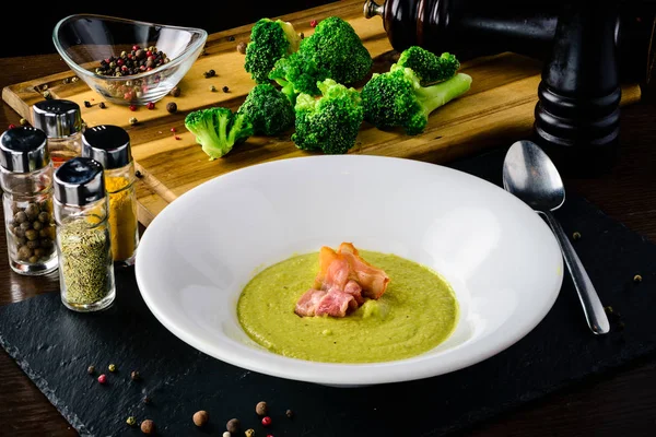 Broccoli cream soup with bread on a table. Classic European food — Stock Image Broccoli cream soup with bread on a table. Classic European food Stock Picture