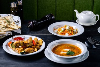 bir restoranda iyi öğle yemeği, bir kafede üç ders ayarlayın