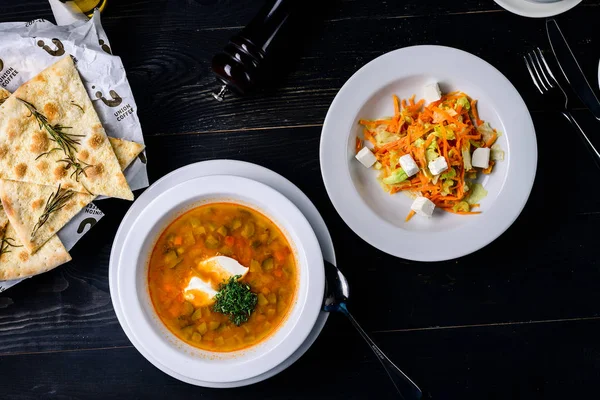 Svampsoppa och färsk grönsakssallad till lunch på Café — Stockfoto