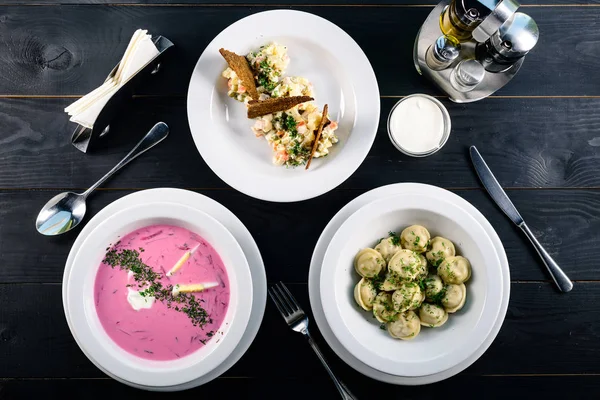 Njut av din måltid. Uppsättning av tre läckra rätter som serveras på restaurang bord — Stockfoto