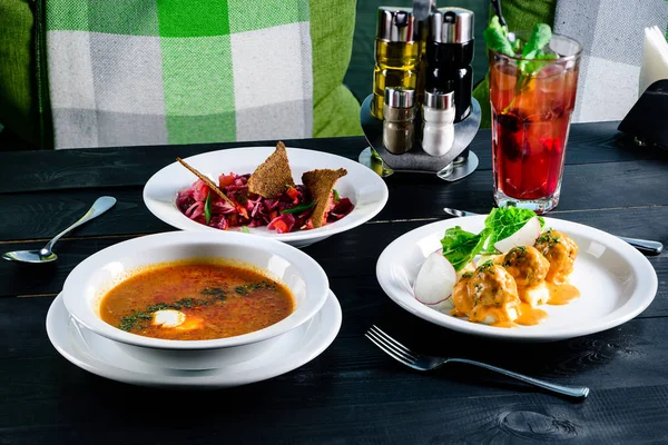 Disfruta tu comida. Conjunto de tres deliciosos platos servidos en una mesa de restaurante —  Fotos de Stock
