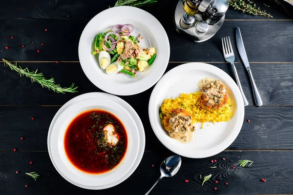Afiyet olsun. Üç lezzetli yemeklerin bir restoran masaya servis seti — Stok fotoğraf