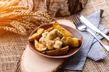 rustik arka planda ev yapımı patates ve tavuk