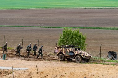 Minsk, Beyaz Rusya - 09 Mayıs: Büyük Savaş savaşının yeniden inşası, faşist Alman askerlerinin savaş alanı saldırısının yeniden inşası