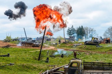 Minsk, Beyaz Rusya - 09 Mayıs: İkinci Dünya Savaşı'nın tarihi yeniden inşası ile bir tank savaşının patlama ve ateşle yeniden inşası 09 Mayıs 2019'da Belarus, Minsk.