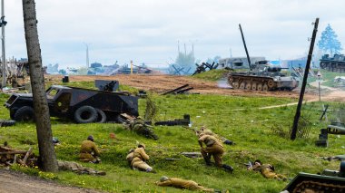 Minsk Bölgesi, Beyaz Rusya - 09 Mayıs: Sovyet askeri Saldırılar Alman, Dünya Savaşı'nın festival tarihi yeniden inşa savaşı, Sovyet askerleri tarafından savaş saldırısı, Ikk Stalin-Line