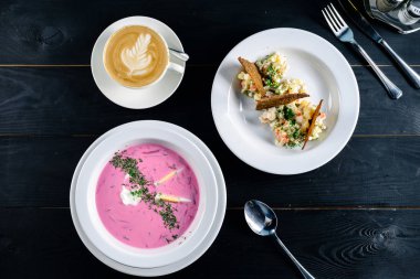 Yukarıdaki iki tabak yemek masa ile görüntülemek