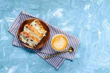 İştah açıcı süzme peynir güveç üzümlü, yakın çekim