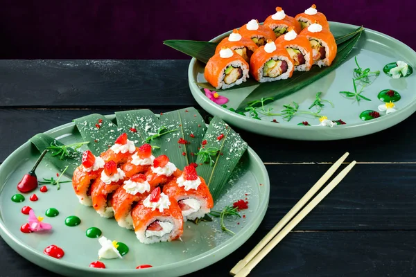Nouvelle tendance close-up Philadelphie roll sushi au saumon, fraise, avocat, fromage à la crème — Photo