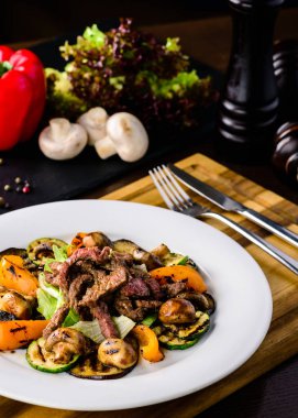 Sığır salatası biftek, kavrulmuş tatlı biber ve ızgara soğan.