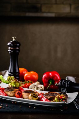 Pastırma sarılı sığır madalyonları