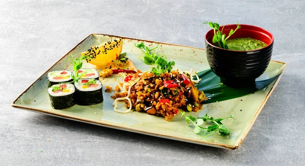 Cuisine japonaise déjeuner d'affaires végétarien avec tahana aux légumes et soupe — Photo