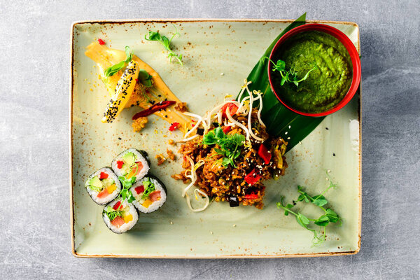 Вегетарианский бизнес-ланч японской кухни с овощной таханой и супом
