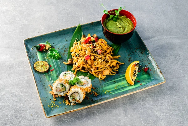 Déjeuner d'affaires asiatique soupe au brocoli et nouilles udon avec poulet sur un plateau — Photo