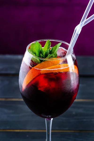 Sangria en un primer plano de cristal en el bar — Foto de Stock